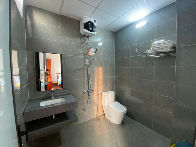 Bathroom 3, Co To Luong Chi, Cô Tô