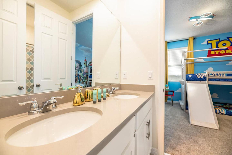 Others 2, Awesome 9 Br-10 min to Disney w Game & Theme Rooms, Osceola
