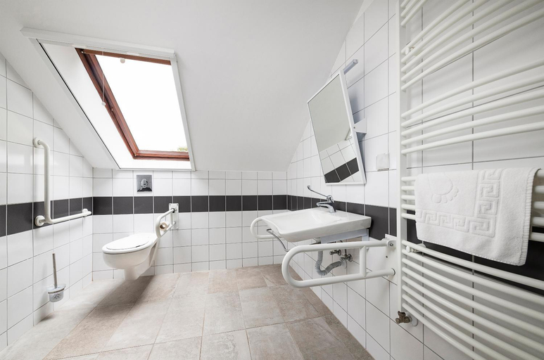 Bathroom 3, Svajci Lak Panzio, Nyíregyháza