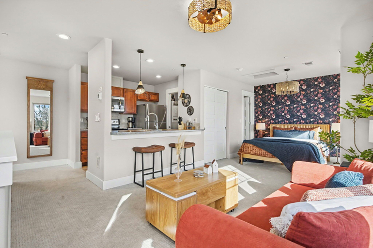Room 4, Modern Urban Retreat Near Old Town Fire Pit, Arcade, Bikes, Larimer