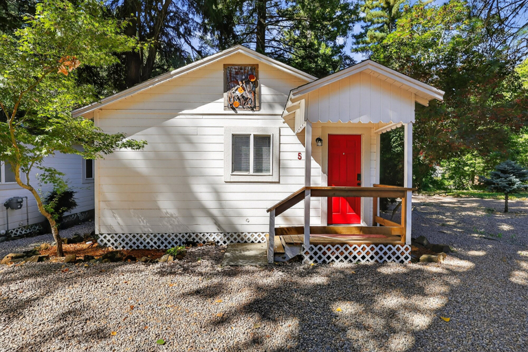 Primary image, Rouge Cobb Mountain Hotel - Cabin 5, Lake