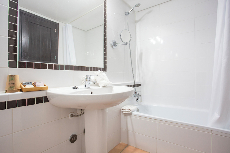 Bathroom 4, APARTAMENTOS CLUB CALA AZUL, Baleares