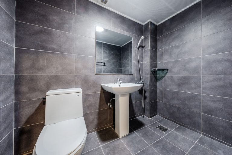Bathroom 3, Uljin Sea and Moment Pension, Uljin