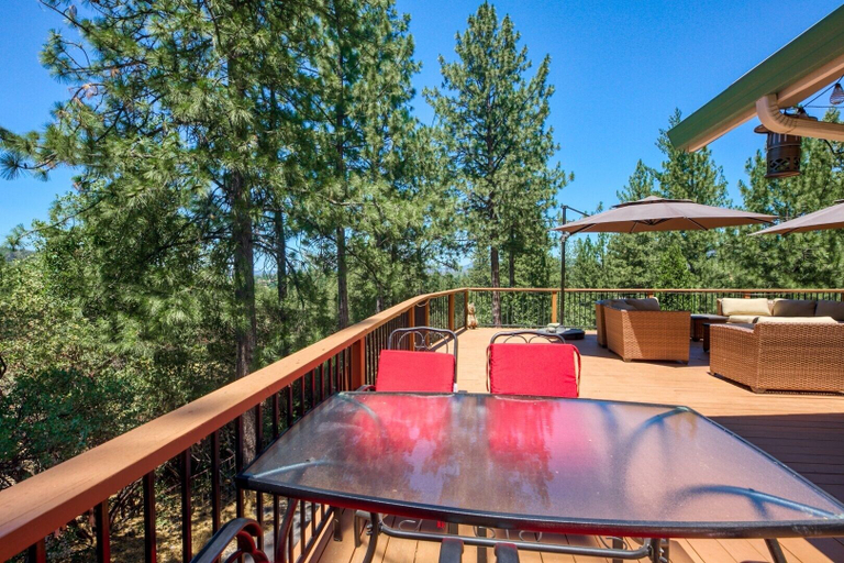 Property grounds 2, Yosemite Gateway Cabin Valley Views, Sleeps 10, Tuolumne