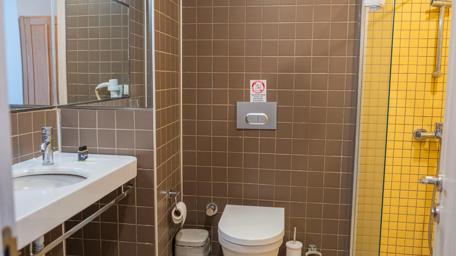 Bathroom 3, Otel Kefalos, Gökçeada