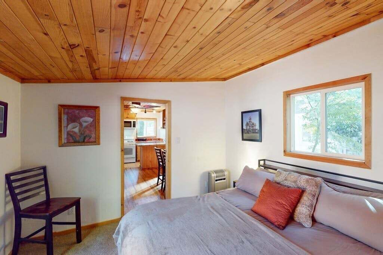 Room 4, Rouge Cobb Mountain Hotel - Cabin 5, Lake