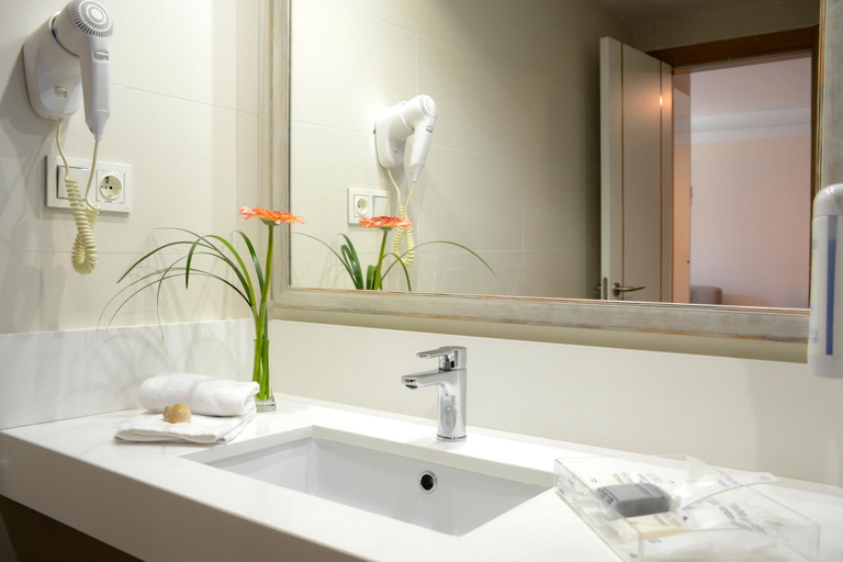 Bathroom 5, Alua Suites Fuerteventura - All Inclusive, Las Palmas