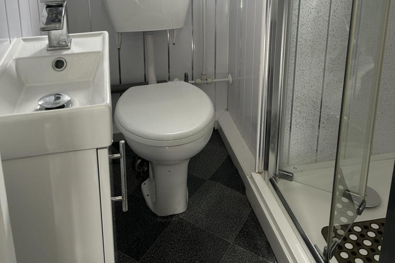 Bathroom, Cozy Seaside Chalet in Bridlington, East Riding of Yorkshire
