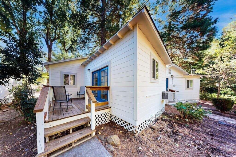 Exterior 5, Rouge Cobb Mountain Hotel - Cabin 4, Lake