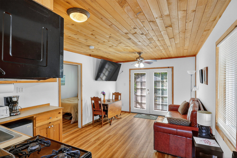 Room 4, Rouge Cobb Mountain Hotel - Cabin 2, Lake