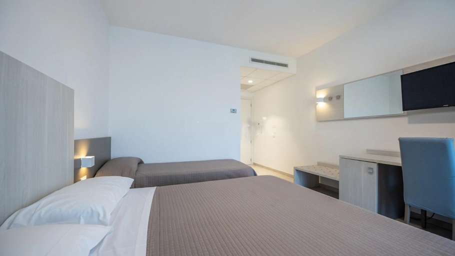 Bedroom 3, HOTEL SETTIBI 20m dalla spiaggia, Teramo