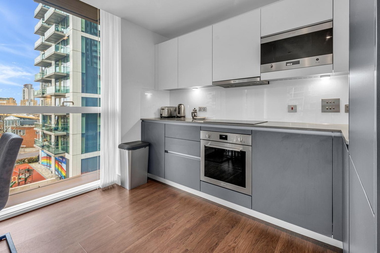 Others 4, Modern 01 & 02 Bed Apartment in Canary Wharf, London