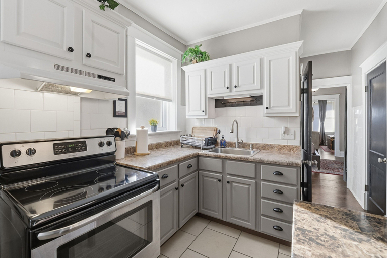 Private kitchen 3, The Chocolate Suite - Walkable And Peaceful 2 Bedroom Home, Saint Louis