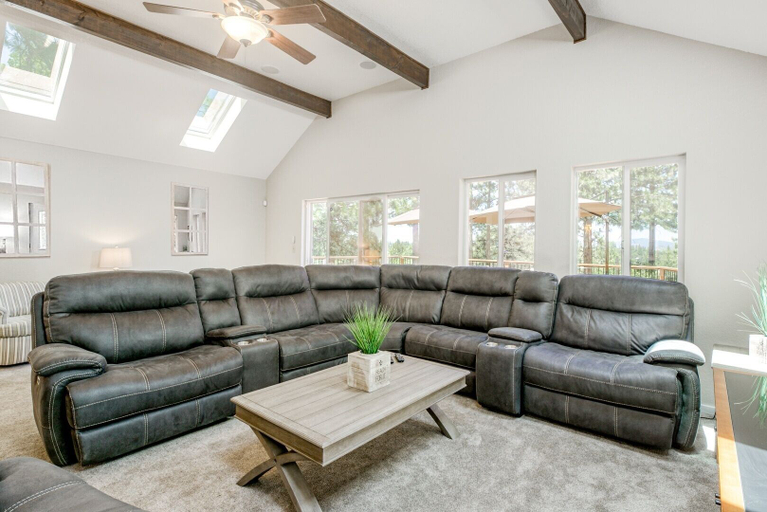 Living area 4, Yosemite Gateway Cabin Valley Views, Sleeps 10, Tuolumne