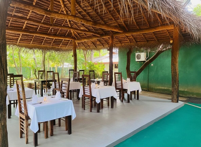 Outdoor dining, Kingfisher Resort & Retreat - Sigiriya, Dambulla