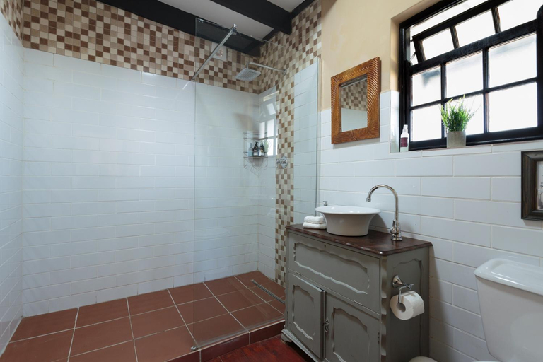 Bathroom, Dunkes Organic Equestrian Estate, Eden