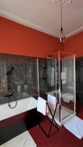 Bathroom 2, La maison de famille Limoges, Haute-Vienne