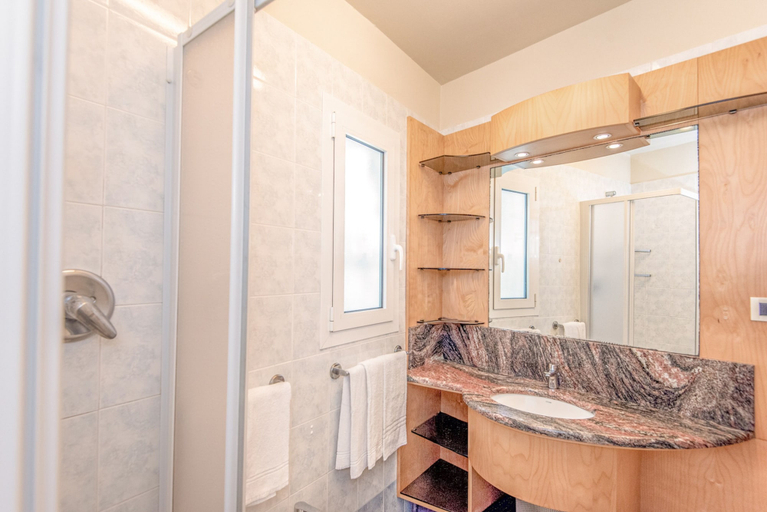 Bathroom 2, Residence with private beach in San Vincenzo, Livorno