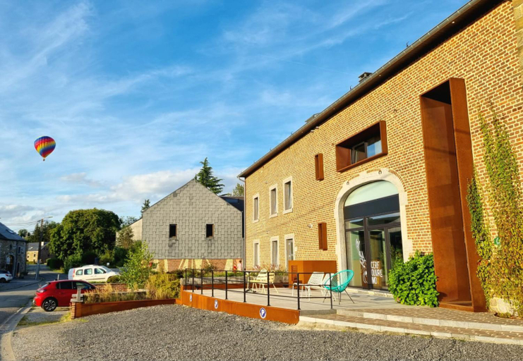 Exterior & Views