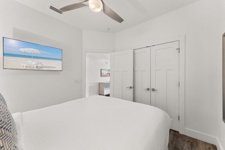 Room 4, Beach House - Sunny Sands, Bay