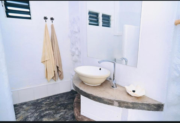 Bathroom 3, Banana Bay Beach Club, Eton