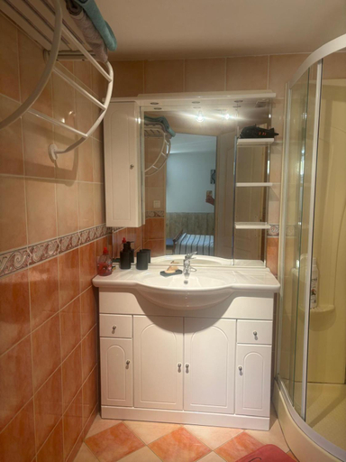 Bathroom 2, chez Angelique, Aude