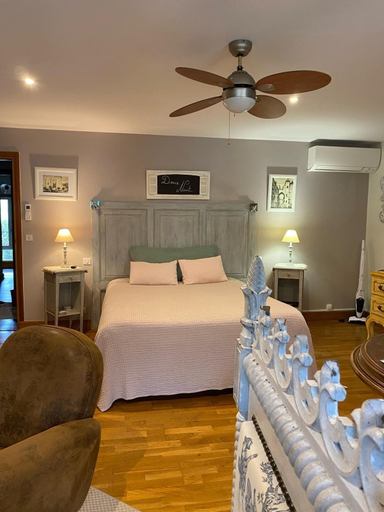 Bedroom 2, Les Chambres d'Ovaline, Gironde