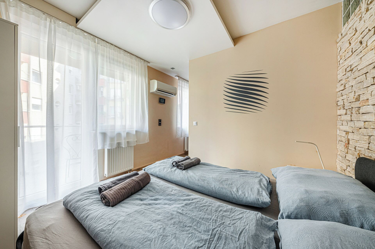 Room 4, La Dolce Vita –Massage Shower Stay W/ Ac + Balcony, Budapesti
