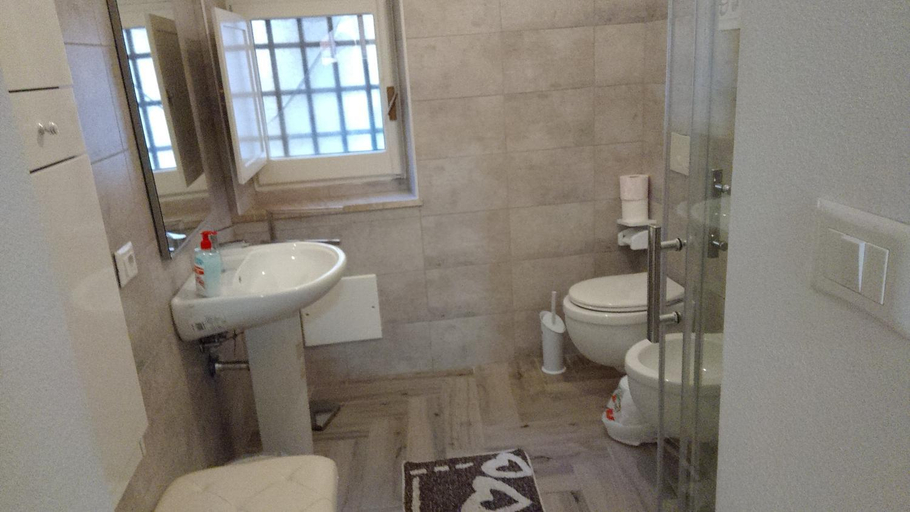 Bathroom 2, Casa vacanze su sorighe., Oristano