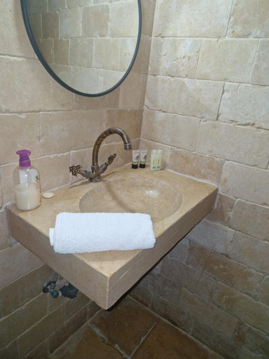 Bathroom 2, Hebi house