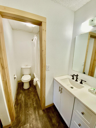 Bathroom, Old Montana Inn, Powell