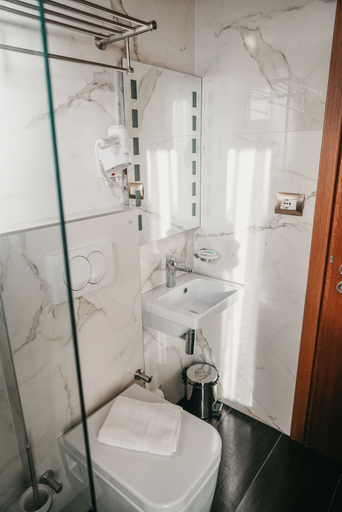 Bathroom 4, Center Hotel, Gjirokastrës