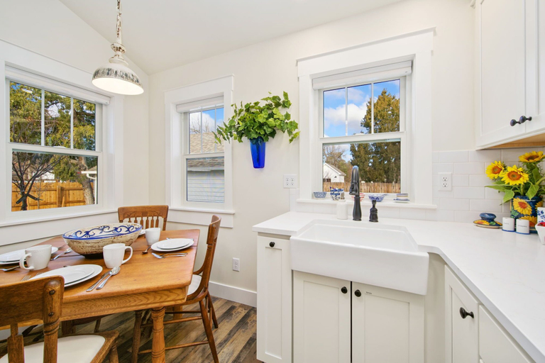 Dining 4, City Park Bungalow Pet Friendly w/ Dog Run, Larimer