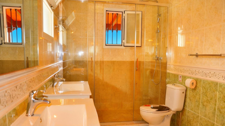 Bathroom 3, Villa Clara beautiful villa, heated pool, 10 min beach by Rentasunnyplace, Málaga