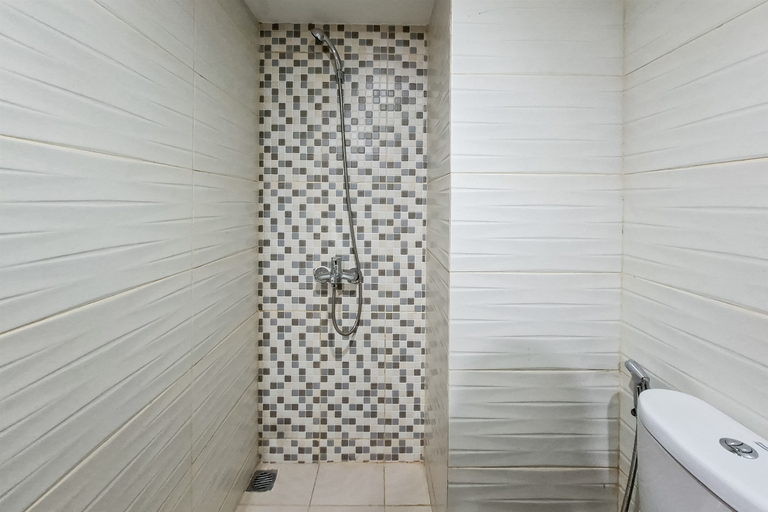 Bathroom 2, Comfortable and Warm Studio Room at Cisauk Point Apartment by Travelio, Tangerang