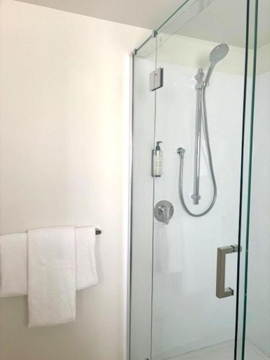 Bathroom 3, Parkside Motel and Apartments, New Plymouth