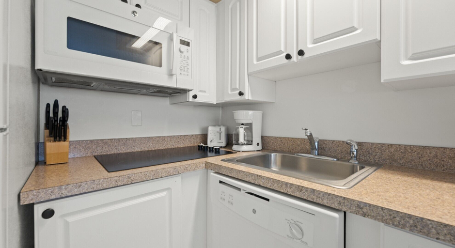 Private kitchen 3, Outrigger Beach Club Resort by Coolvacay, Volusia