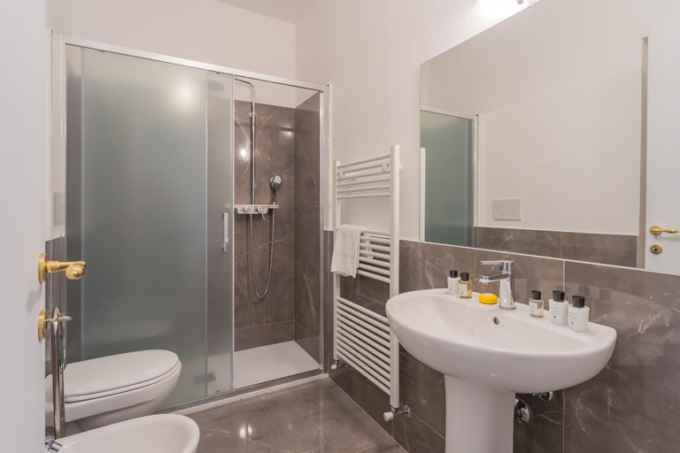 Bathroom, Luxury Apartments in Villa Cardinal Ciceri by Rent all Como, Como