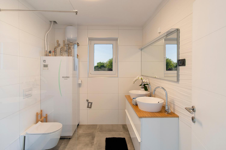 Bathroom 4, Private Apartment HerMes arT on the Karst Shared Pool & Parking, Sežana
