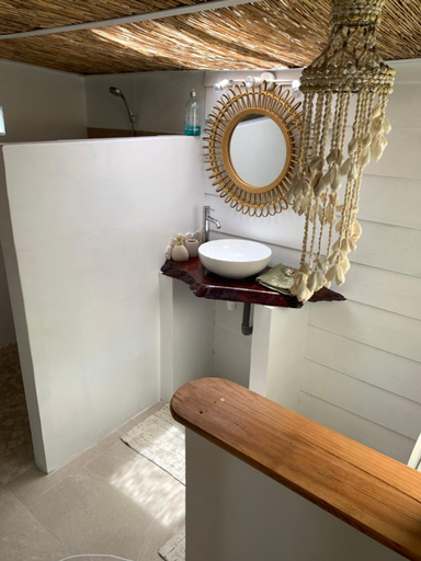 Bathroom 2, FARE TEMANEA
