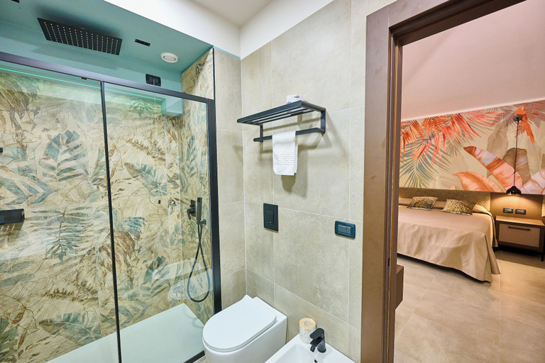 Bathroom 5, Le 2 Palme Apartments, Catanzaro