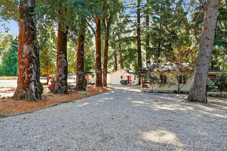 Property grounds 4, Rouge Cobb Mountain Hotel - Cabin 3, Lake