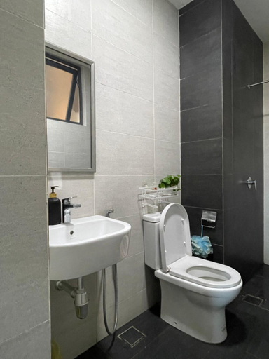Bathroom 4, Netflix 2 Queen Bed Troika Kota Bharu Homestay 113, Kota Bharu