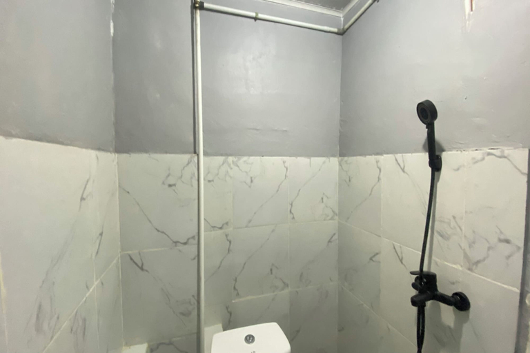 Bathroom 3, OYO 95038 Khanza Stay, Semarang