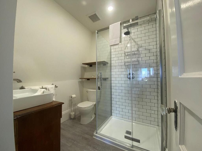 Bathroom 4, Blomidon Inn, Kings
