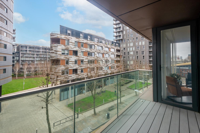 Others 5, Modern 01 & 02 Bed Apartment in Canary Wharf, London