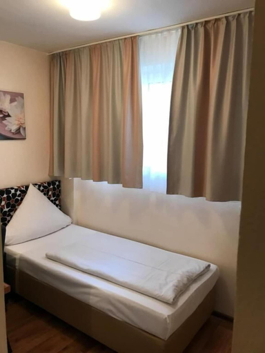 Bedroom 4, Pension Alpha, Frankfurt am Main