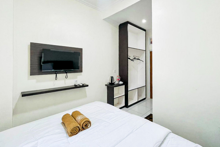Bedroom 2, Triple La Hotel near Stasiun Kroya Mitra RedDoorz, Cilacap