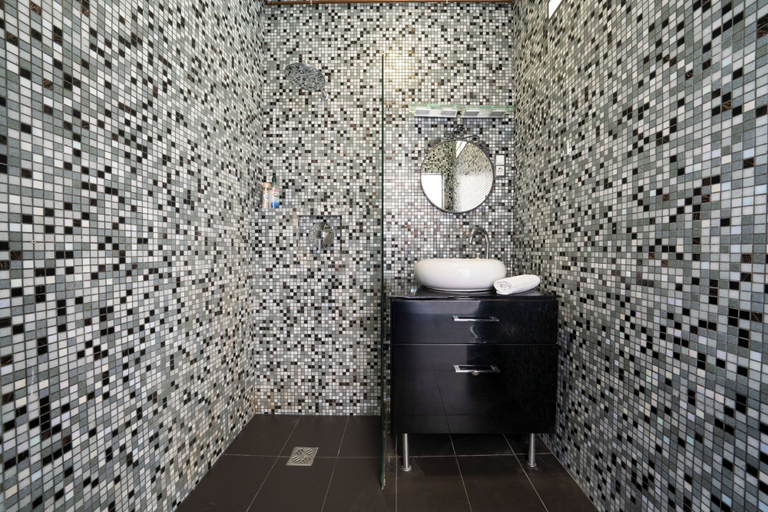 Bathroom 2, Aurelia Suite – Spacious W/ Ac & Danube View, Budapesti