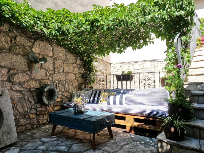 1, Stone House Hedonia, Blato